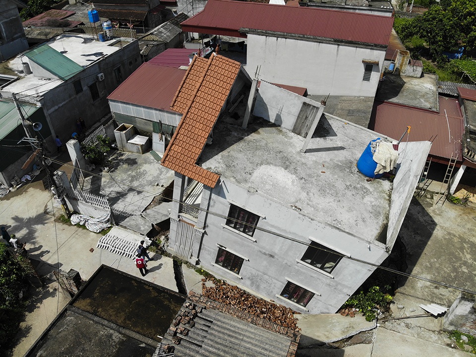 Cận cảnh ngôi nhà bất ngờ sụt xuống hố sâu 4m ở Hà Nội - 11