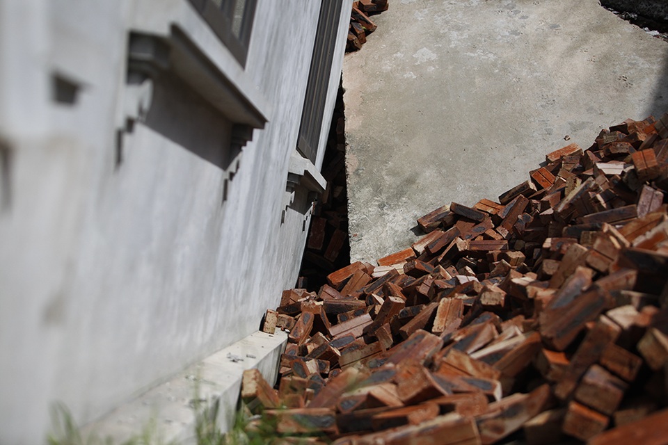 Cận cảnh ngôi nhà bất ngờ sụt xuống hố sâu 4m ở Hà Nội - 10