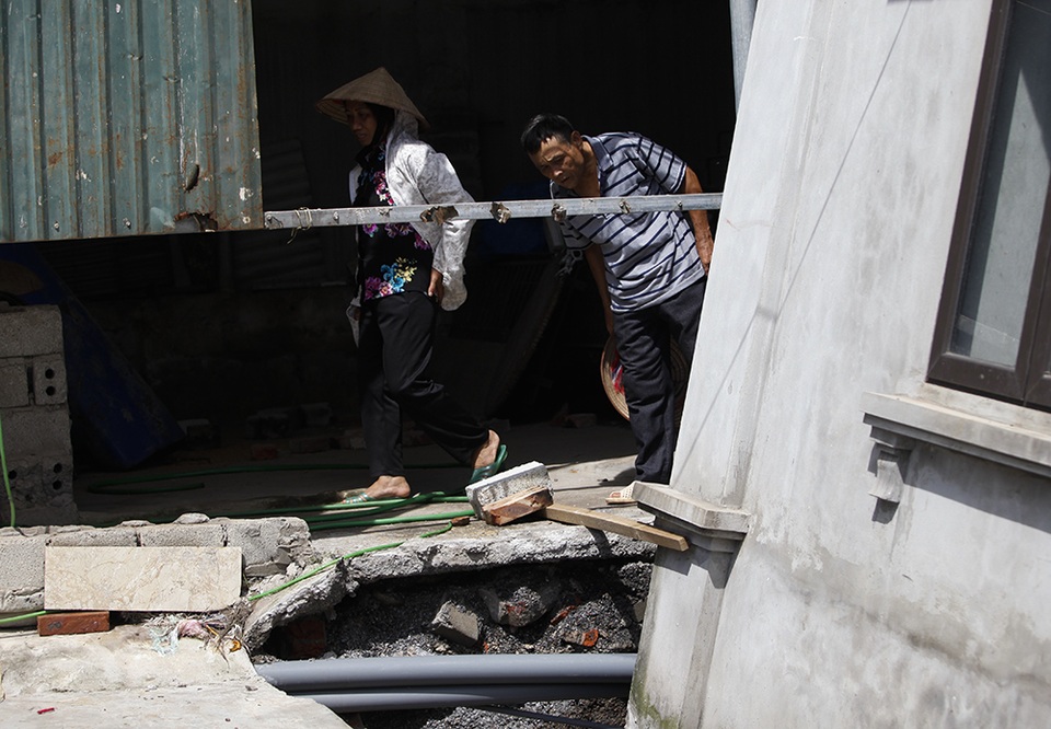 Cận cảnh ngôi nhà bất ngờ sụt xuống hố sâu 4m ở Hà Nội - 8