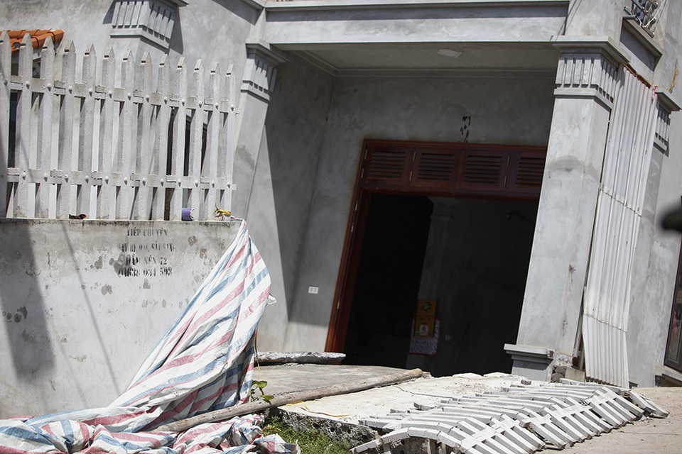 Cận cảnh ngôi nhà bất ngờ sụt xuống hố sâu 4m ở Hà Nội - 5