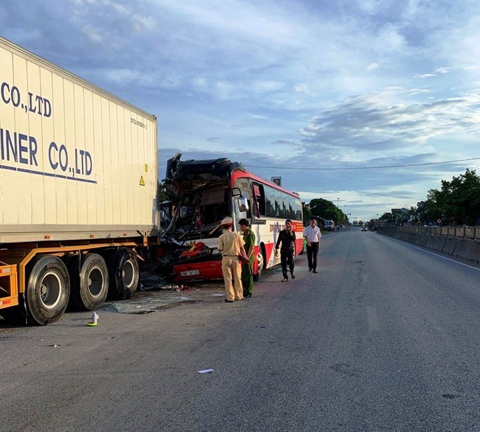 Đoàn du khách đi nghỉ mát gặp nạn, 1 người chết, 14 người bị thương - 1 Đoàn du khách đi nghỉ mát gặp nạn, 1 người chết, 14 người bị thương - 1