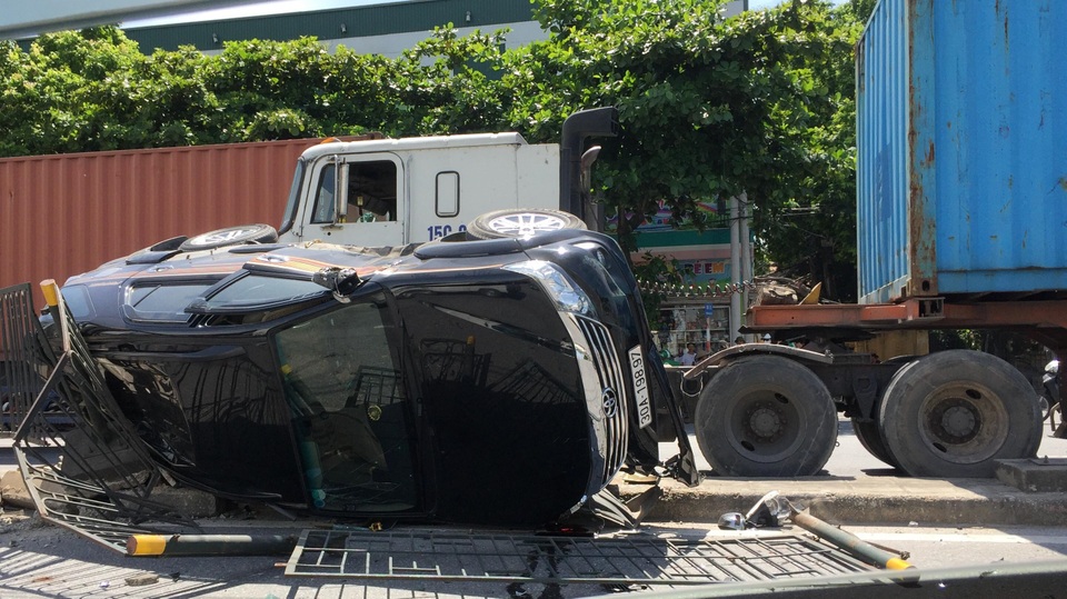 Xe container ép Fortuner lật nghiêng, nữ tài xế cùng con nhỏ may mắn thoát chết - 1