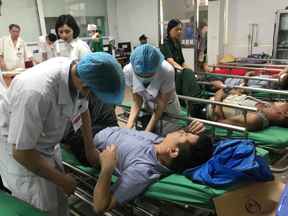 Vụ xe du lịch gặp nạn: Chuyển nạn nhân ra Hà Nội để tiếp tục chữa trị - 1 Vụ xe du lịch gặp nạn: Chuyển nạn nhân ra Hà Nội để tiếp tục chữa trị - 1