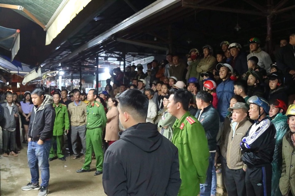 Người dân vây bắt, khống chế nghi can cướp tiệm vàng ngay trong đêm - 2