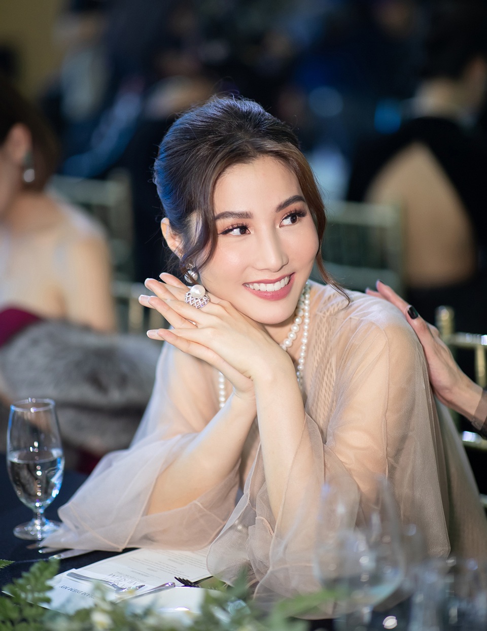 Diễm My 9X đụng váy Song Hye Kyo nhưng không ngại bị so sánh - 5 Diễm My 9X đụng váy Song Hye Kyo nhưng không ngại bị so sánh - 5