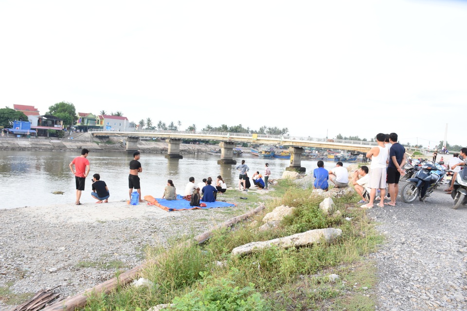 Người phụ nữ nhảy cầu tự vẫn trong đêm - 1 Người phụ nữ nhảy cầu tự vẫn trong đêm - 1