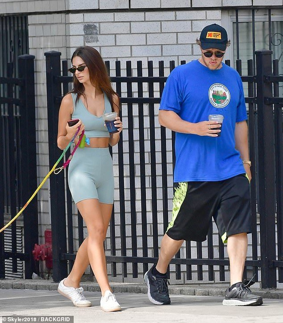 Ngưỡng mộ dáng vóc thon thả của Emily Ratajkowski - 8 Ngưỡng mộ dáng vóc thon thả của Emily Ratajkowski - 8