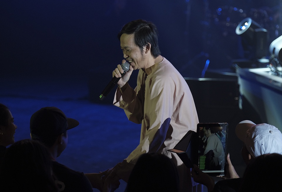 Noo Phước Thịnh tình cảm nắm chặt tay Mỹ Tâm khi song ca - 11 Noo Phước Thịnh tình cảm nắm chặt tay Mỹ Tâm khi song ca - 11