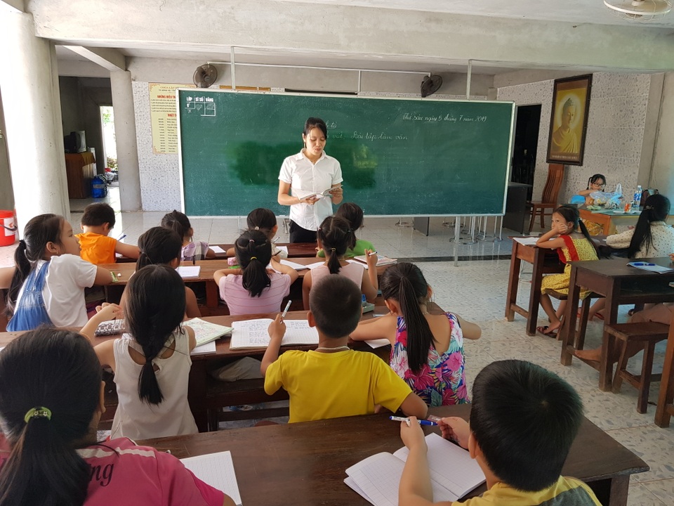 Ngôi chùa làng 16 năm mở lớp dạy học miễn phí cho học sinh - 2 Ngôi chùa làng 16 năm mở lớp dạy học miễn phí cho học sinh - 2