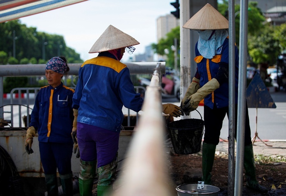 Nữ công nhân môi trường đội nắng nóng nạo vét sông Tô Lịch - 5 Nữ công nhân môi trường đội nắng nóng nạo vét sông Tô Lịch - 5