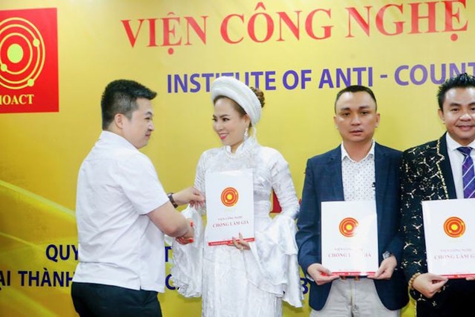 Nữ hoàng văn hoá tâm linh xin rút khỏi ban chống hàng giả vì thấy không đủ năng lực - 1 Nữ hoàng văn hoá tâm linh xin rút khỏi ban chống hàng giả vì thấy không đủ năng lực - 1
