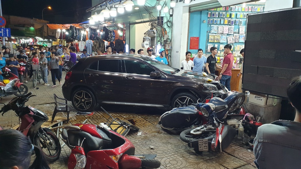 Ô tô lùa 5 xe máy vào cửa hàng, 6 người bị thương Ô tô lùa 5 xe máy vào cửa hàng, 6 người bị thương