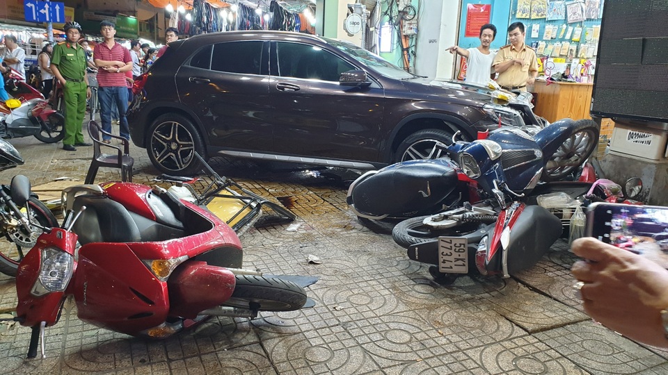 Ô tô lùa 5 xe máy vào cửa hàng, 6 người bị thương Ô tô lùa 5 xe máy vào cửa hàng, 6 người bị thương