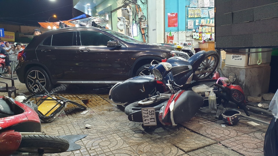 Ô tô lùa 5 xe máy vào cửa hàng, 6 người bị thương Ô tô lùa 5 xe máy vào cửa hàng, 6 người bị thương