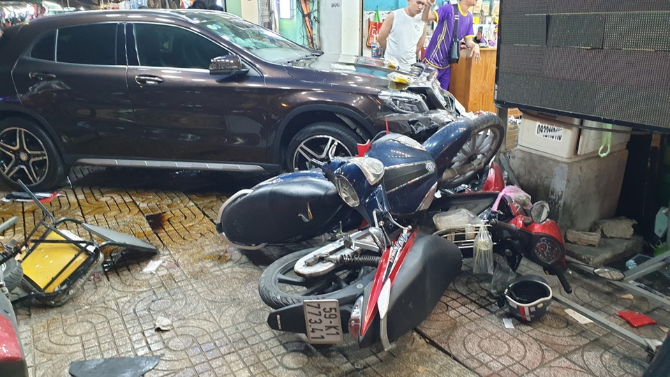 Ô tô lùa 5 xe máy vào cửa hàng, 6 người bị thương Ô tô lùa 5 xe máy vào cửa hàng, 6 người bị thương