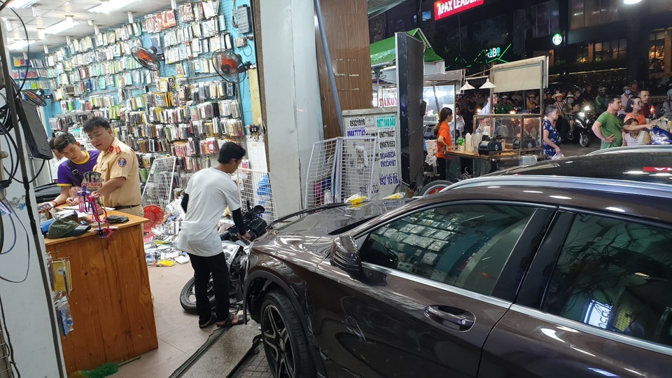Ô tô lùa 5 xe máy vào cửa hàng, 6 người bị thương Ô tô lùa 5 xe máy vào cửa hàng, 6 người bị thương