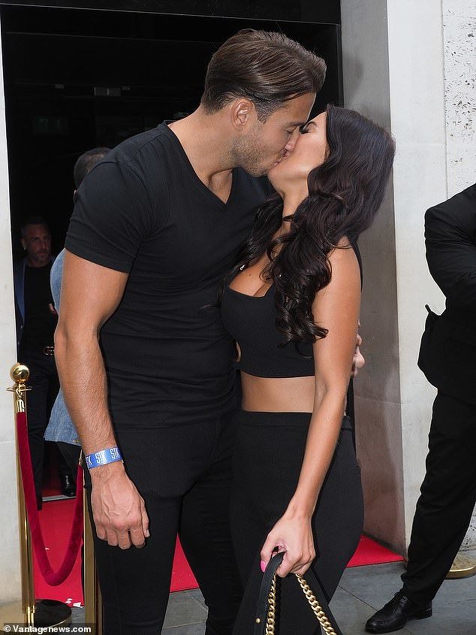 Yazmin Oukhellou tình tứ hôn bạn trai trên phố - 2