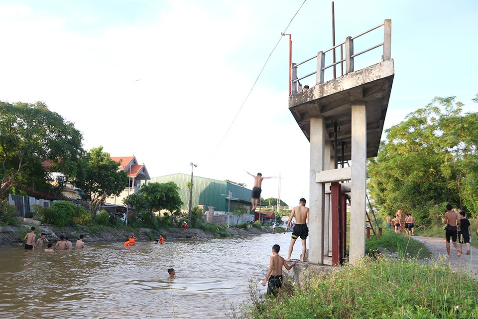 Trò chơi nhảy cầu cao 6m của thiếu niên ngoại thành Hà Nội - 1 Trò chơi nhảy cầu cao 6m của thiếu niên ngoại thành Hà Nội - 1