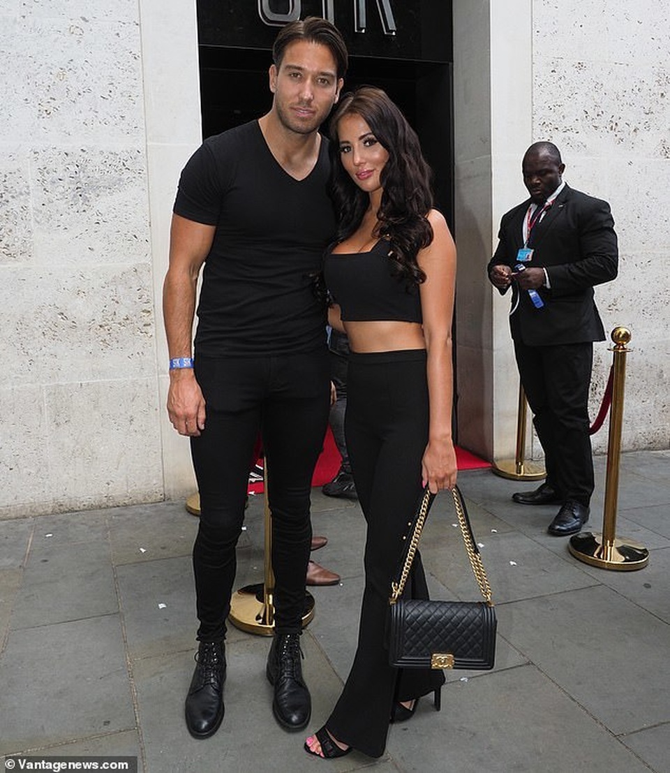 Yazmin Oukhellou tình tứ hôn bạn trai trên phố - 5