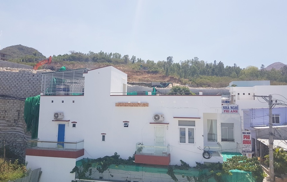 Khánh Hòa: Hoàn tất di tản dân, bức tường “khủng” sai phép đang được tháo - 1 Khánh Hòa: Hoàn tất di tản dân, bức tường “khủng” sai phép đang được tháo - 1