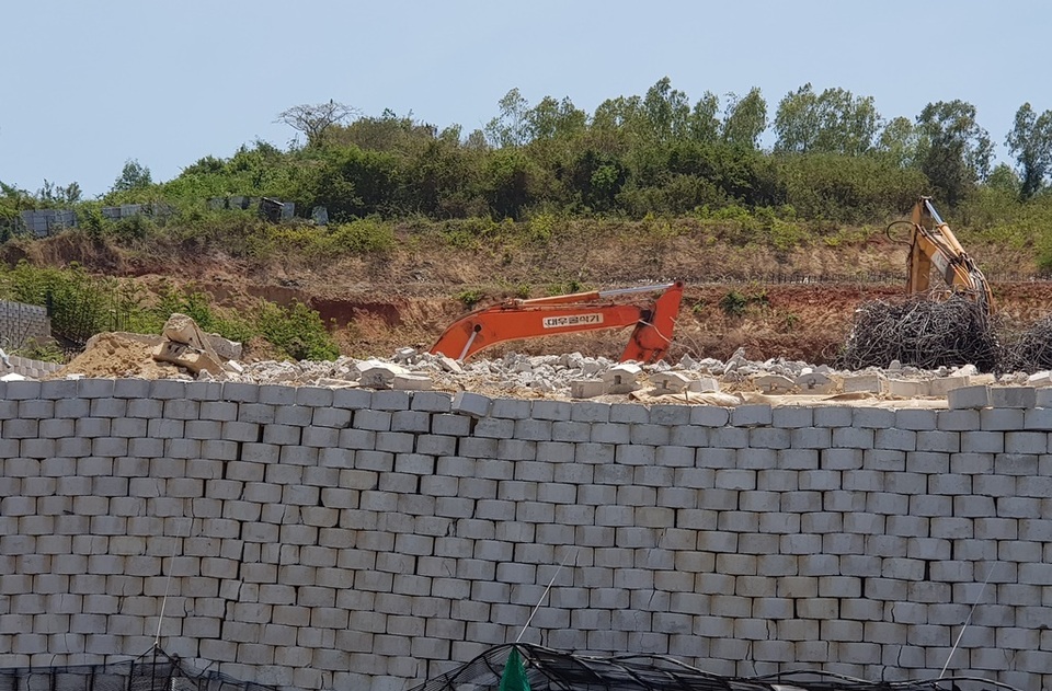 Khánh Hòa: Hoàn tất di tản dân, bức tường “khủng” sai phép đang được tháo - 3 Khánh Hòa: Hoàn tất di tản dân, bức tường “khủng” sai phép đang được tháo - 3