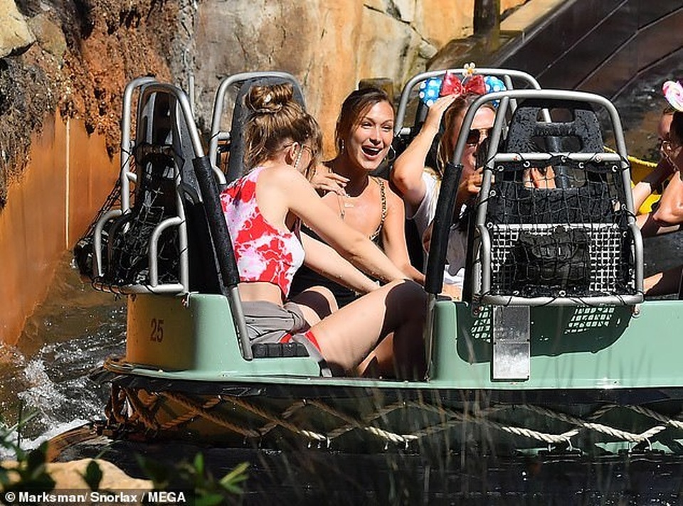 Chị em Gigi Hadid gợi cảm đi chơi công viên - 4