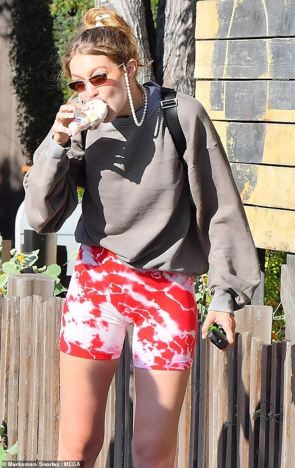 Chị em Gigi Hadid gợi cảm đi chơi công viên - 5