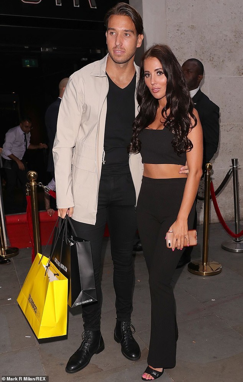 Yazmin Oukhellou tình tứ hôn bạn trai trên phố - 4