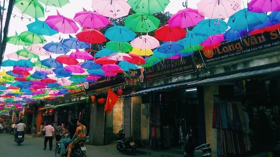 Những nghệ nhân lụa Vạn Phúc và công việc đi ngược lại chủ nghĩa tiêu dùng đại chúng - 1 Những nghệ nhân lụa Vạn Phúc và công việc đi ngược lại chủ nghĩa tiêu dùng đại chúng - 1