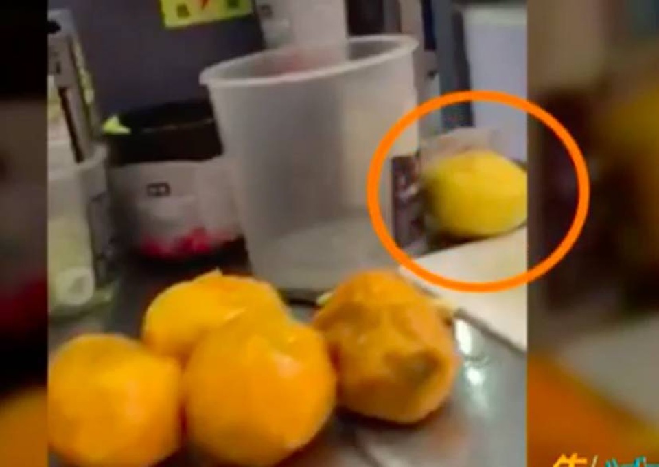 Cửa hàng trà sữa dùng hoa quả thối làm đồ uống phục vụ khách - 1