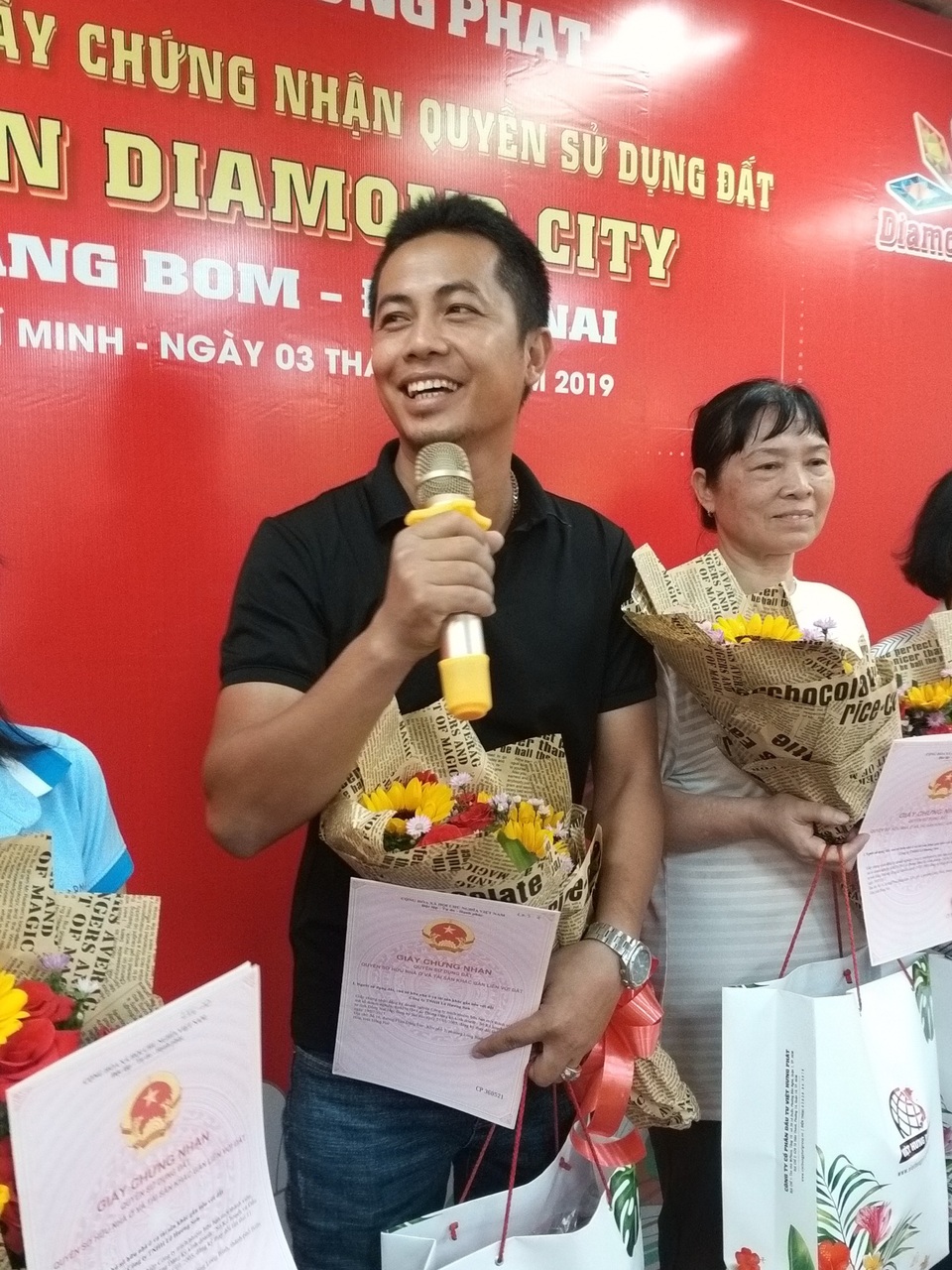 Việt Hưng Phát trao hàng trăm sổ hồng Dự án Diamond City - 4 Việt Hưng Phát trao hàng trăm sổ hồng Dự án Diamond City - 4
