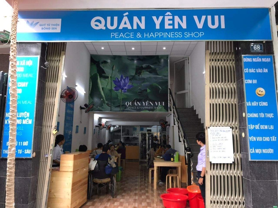 Điều đặc biệt trong quán cơm 2 nghìn đồng của người Đà Nẵng - 1 Điều đặc biệt trong quán cơm 2 nghìn đồng của người Đà Nẵng - 1
