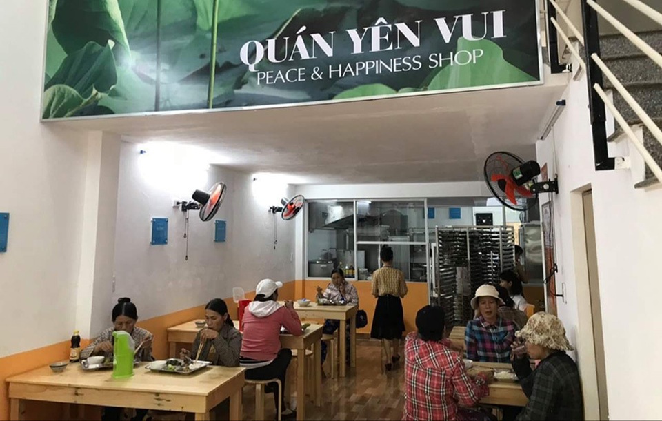 Điều đặc biệt trong quán cơm 2 nghìn đồng của người Đà Nẵng - 5 Điều đặc biệt trong quán cơm 2 nghìn đồng của người Đà Nẵng - 5