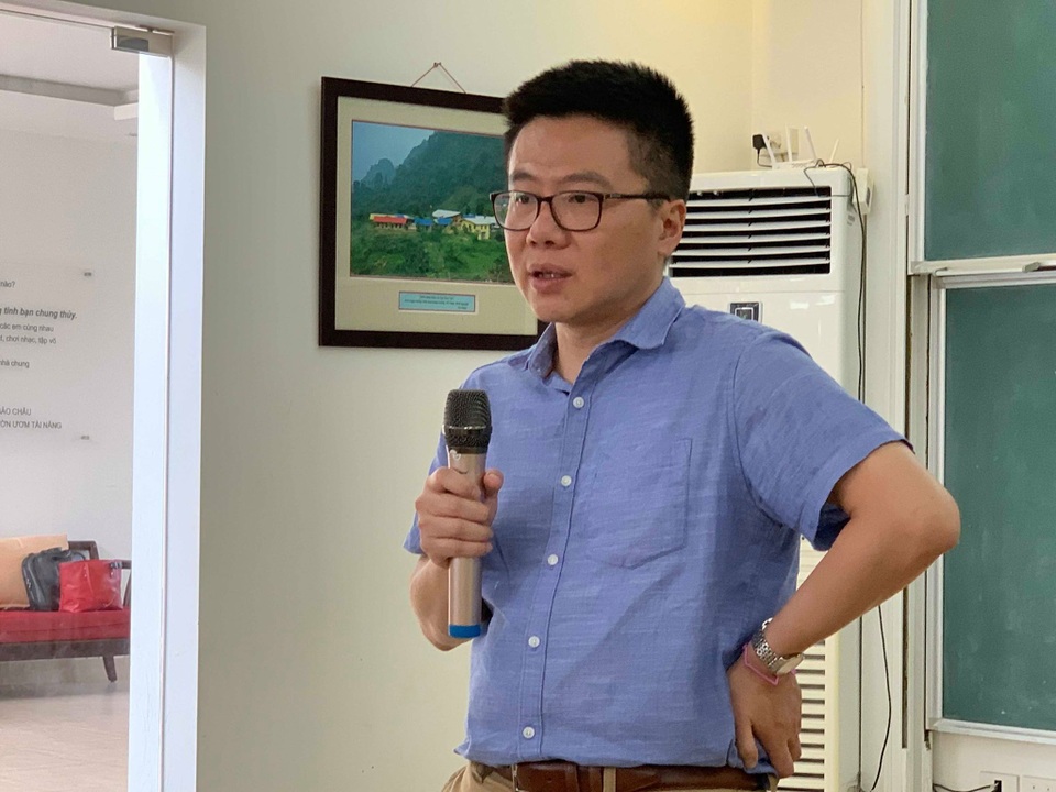 Giáo sư Ngô Bảo Châu dạy toán cho học sinh có hoàn cảnh khó khăn - 4 Giáo sư Ngô Bảo Châu dạy toán cho học sinh có hoàn cảnh khó khăn - 4