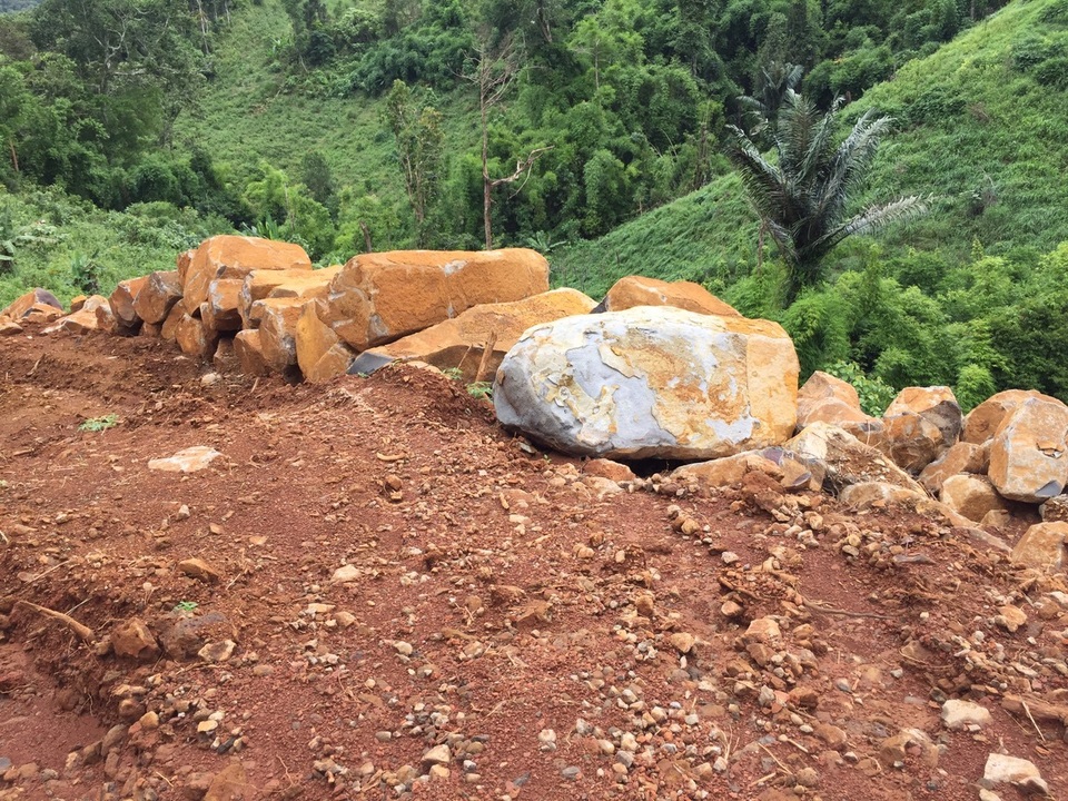 Truy trách nhiệm việc khai thác đá trái phép trên đất quốc phòng  - 1