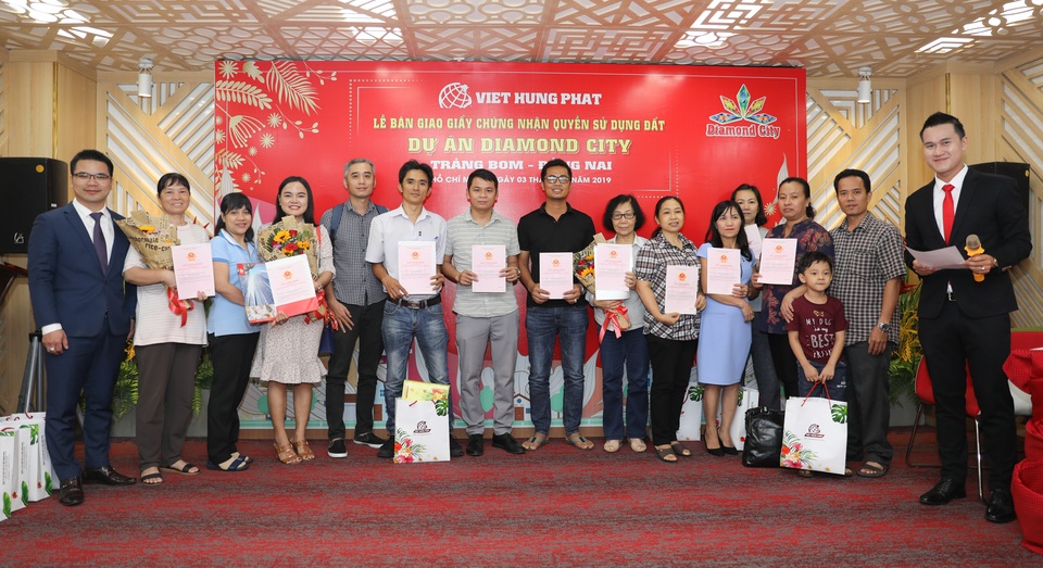 Việt Hưng Phát trao hàng trăm sổ hồng Dự án Diamond City - 3 Việt Hưng Phát trao hàng trăm sổ hồng Dự án Diamond City - 3