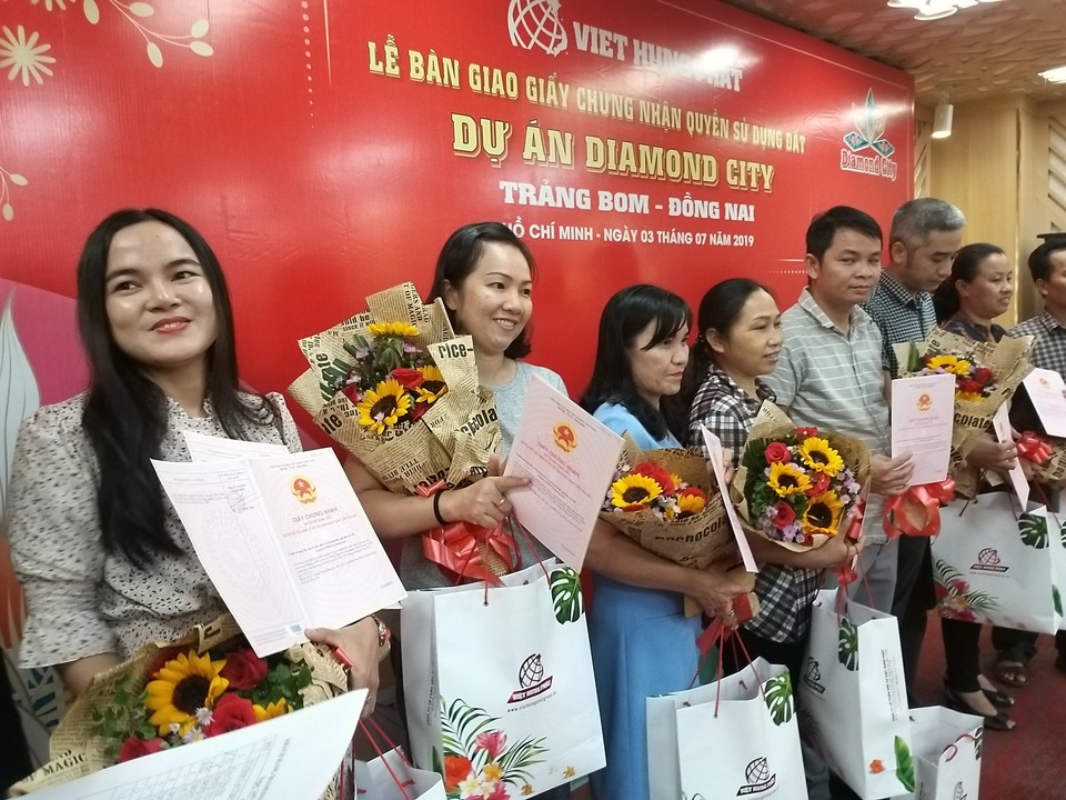 Việt Hưng Phát trao hàng trăm sổ hồng Dự án Diamond City - 1 Việt Hưng Phát trao hàng trăm sổ hồng Dự án Diamond City - 1