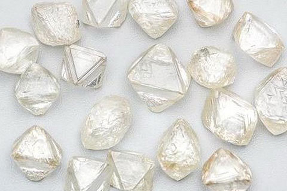 Bán một lúc hơn trăm viên kim cương giá 240 tỷ đồng - 2