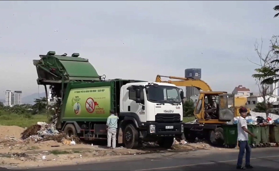 Chủ tịch Đà Nẵng chỉ đạo “nóng” khi hàng nghìn tấn rác ứ đọng trong thành phố - 4 Chủ tịch Đà Nẵng chỉ đạo “nóng” khi hàng nghìn tấn rác ứ đọng trong thành phố - 4