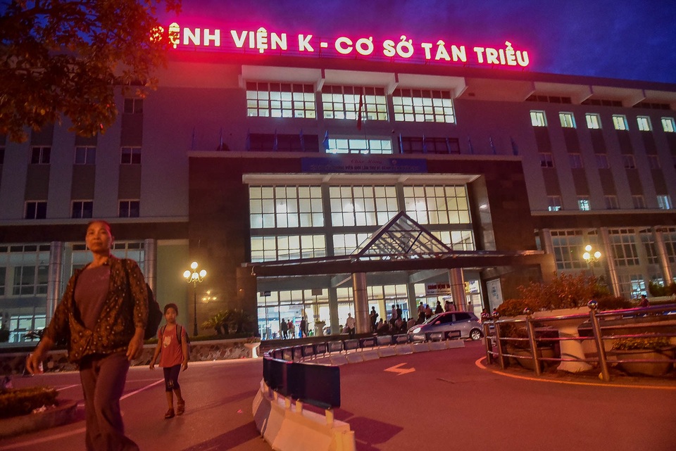 Sợ nắng nóng, người dân xếp hàng chờ khám bệnh từ 5h sáng - 1 Sợ nắng nóng, người dân xếp hàng chờ khám bệnh từ 5h sáng - 1