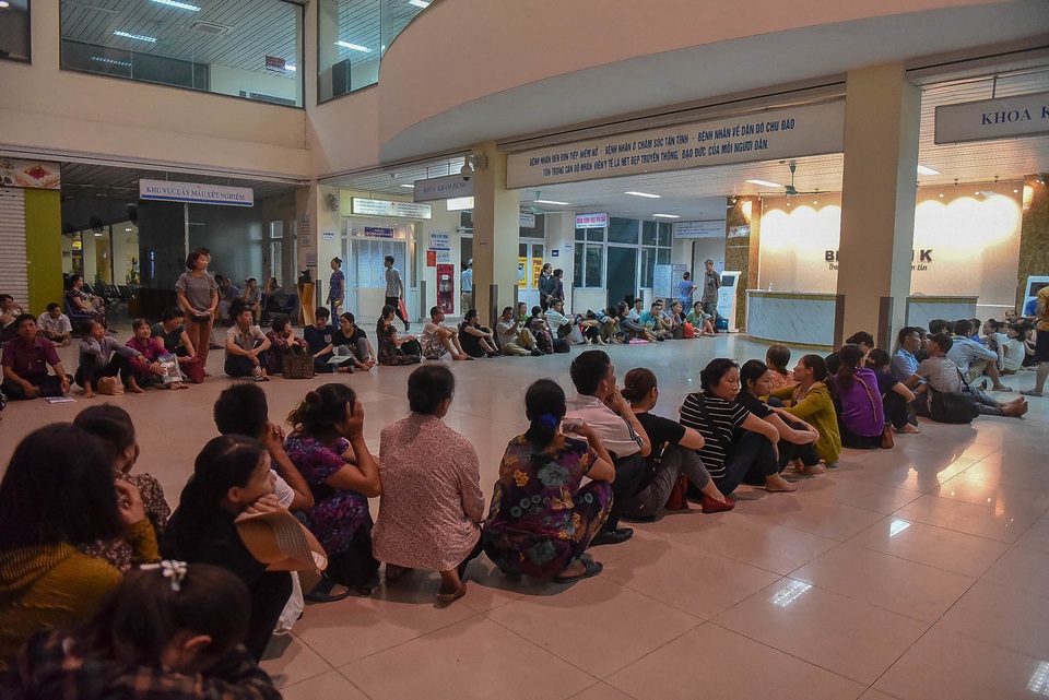 Sợ nắng nóng, người dân xếp hàng chờ khám bệnh từ 5h sáng - 4 Sợ nắng nóng, người dân xếp hàng chờ khám bệnh từ 5h sáng - 4