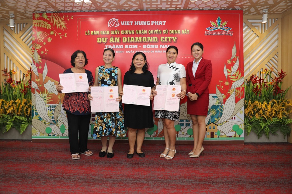 Việt Hưng Phát trao hàng trăm sổ hồng Dự án Diamond City - 2 Việt Hưng Phát trao hàng trăm sổ hồng Dự án Diamond City - 2