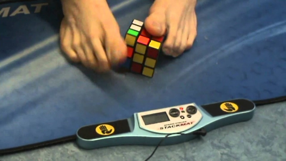 Kỷ lục giải rubik 3x3 bằng chân trong 16,9 giây - 1 Kỷ lục giải rubik 3x3 bằng chân trong 16,9 giây - 1