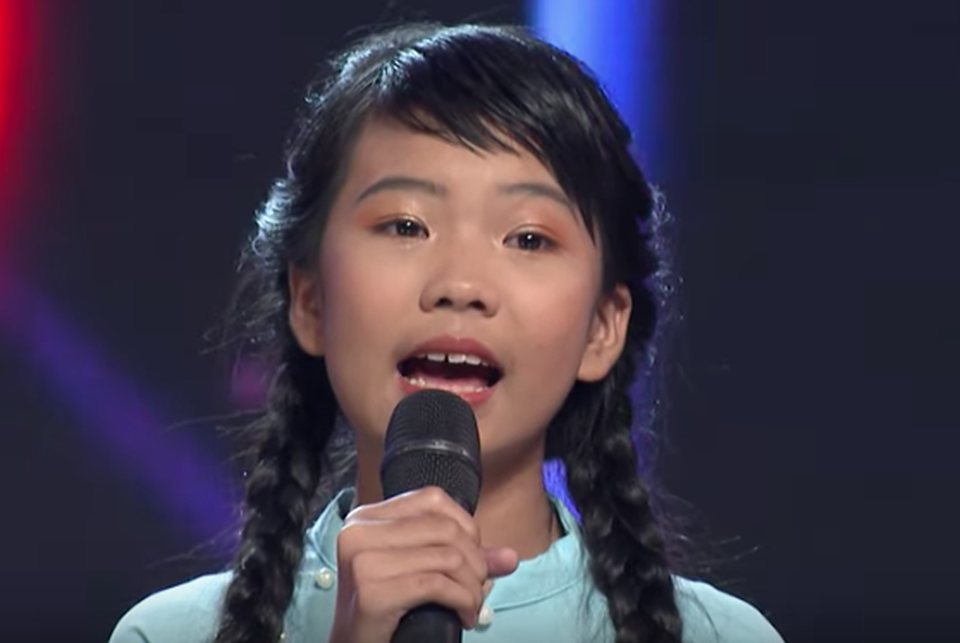 Lặng người trước hoàn cảnh bé bán kẹo kéo hát dân ca ngọt ngào - 1 Lặng người trước hoàn cảnh bé bán kẹo kéo hát dân ca ngọt ngào - 1