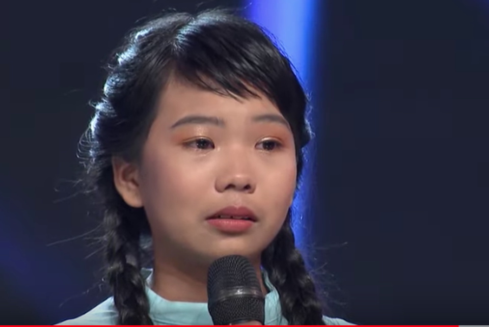 Lặng người trước hoàn cảnh bé bán kẹo kéo hát dân ca ngọt ngào - 2 Lặng người trước hoàn cảnh bé bán kẹo kéo hát dân ca ngọt ngào - 2