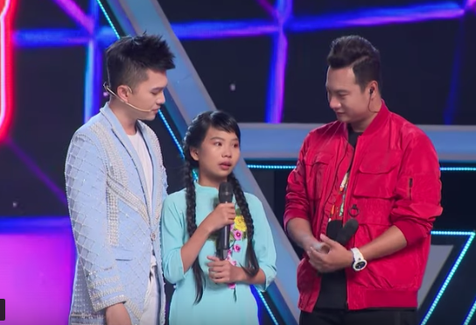 Lặng người trước hoàn cảnh bé bán kẹo kéo hát dân ca ngọt ngào - 3 Lặng người trước hoàn cảnh bé bán kẹo kéo hát dân ca ngọt ngào - 3