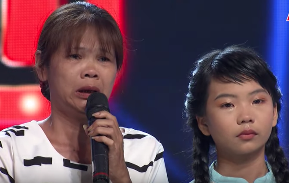 Lặng người trước hoàn cảnh bé bán kẹo kéo hát dân ca ngọt ngào - 4 Lặng người trước hoàn cảnh bé bán kẹo kéo hát dân ca ngọt ngào - 4