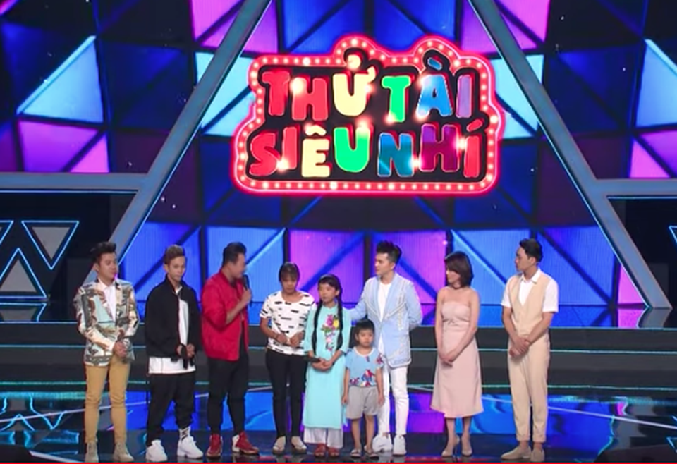 Lặng người trước hoàn cảnh bé bán kẹo kéo hát dân ca ngọt ngào - 5 Lặng người trước hoàn cảnh bé bán kẹo kéo hát dân ca ngọt ngào - 5