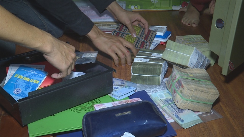 Vụ đột kích 27 tụ điểm lô đề: Triệt phá 2 đường dây đánh bạc trên 200 tỷ đồng - 3 Vụ đột kích 27 tụ điểm lô đề: Triệt phá 2 đường dây đánh bạc trên 200 tỷ đồng - 3