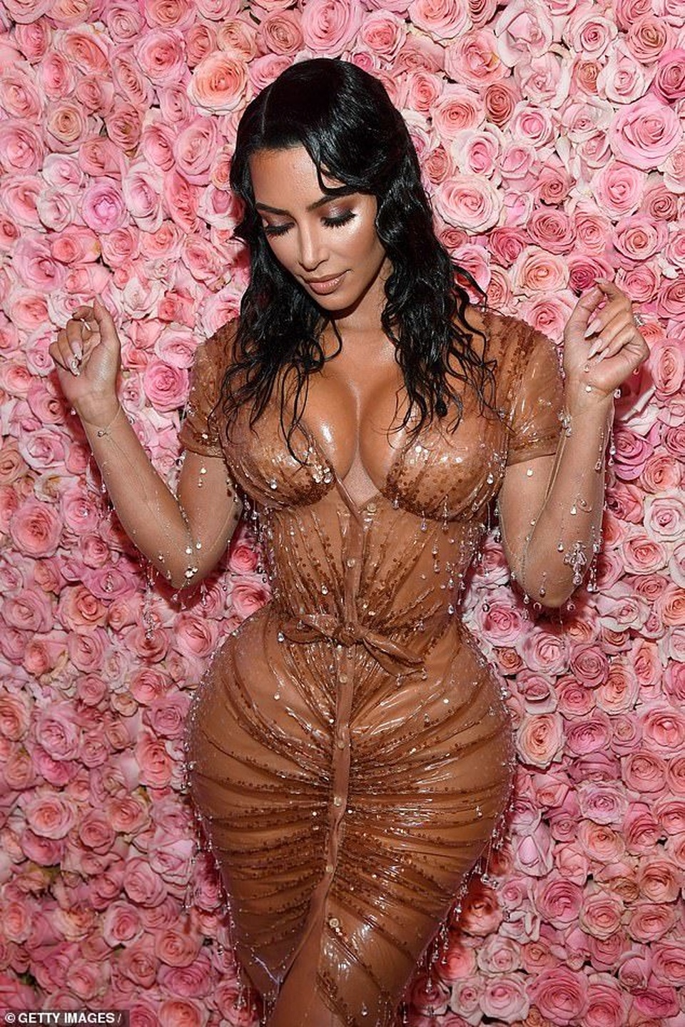 Kim Kardashian thừa nhận đau đớn khi diện váy quá bó - 6 Kim Kardashian thừa nhận đau đớn khi diện váy quá bó - 6